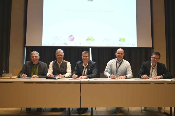 Größeres verbindendes Netzwerk: Dachverband Biomasseheizwerke West wird zu Alpenregion